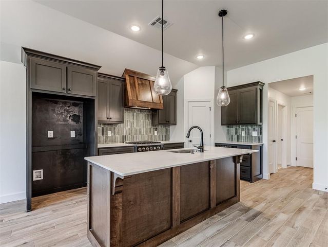 12501 Dolche Vita Drive, Yukon, OK 73099