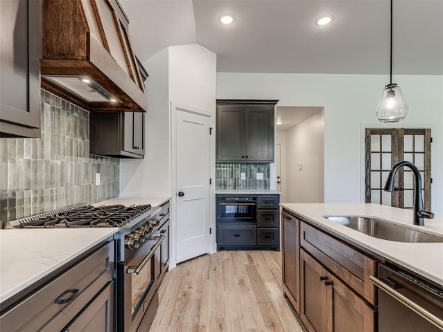 12501 Dolche Vita Drive, Yukon, OK 73099