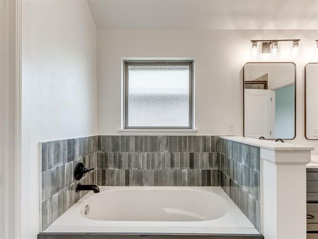 12501 Dolche Vita Drive, Yukon, OK 73099