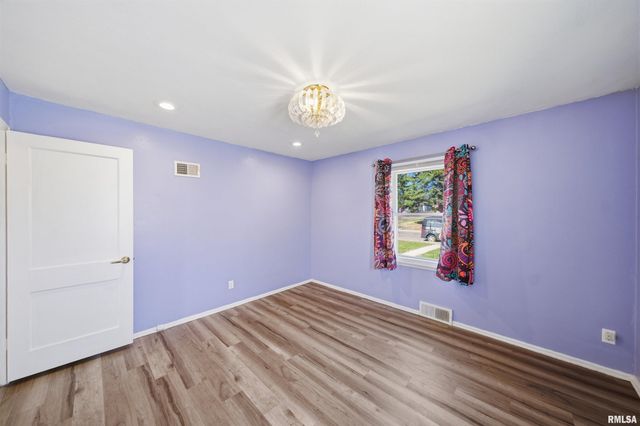 1118 E LONDON Avenue, Peoria, IL 61603