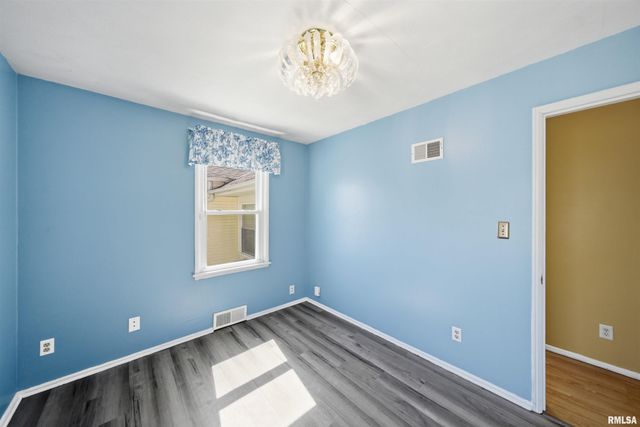 1118 E LONDON Avenue, Peoria, IL 61603