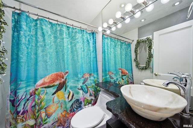 1118 E LONDON Avenue, Peoria, IL 61603