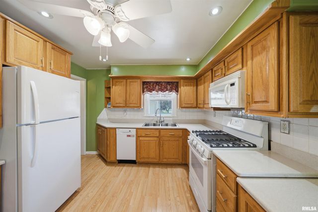 1118 E LONDON Avenue, Peoria, IL 61603