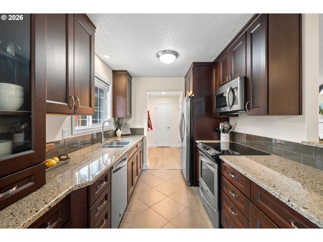 18004 BELMORE Ct, Lake Oswego, OR 97035