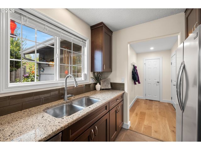 18004 BELMORE Ct, Lake Oswego, OR 97035