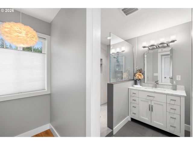 18004 BELMORE Ct, Lake Oswego, OR 97035