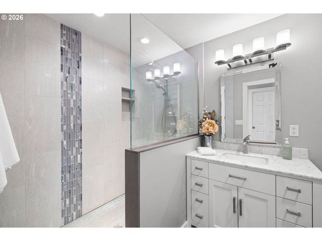 18004 BELMORE Ct, Lake Oswego, OR 97035