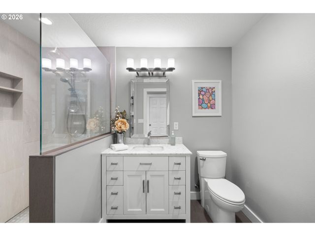 18004 BELMORE Ct, Lake Oswego, OR 97035