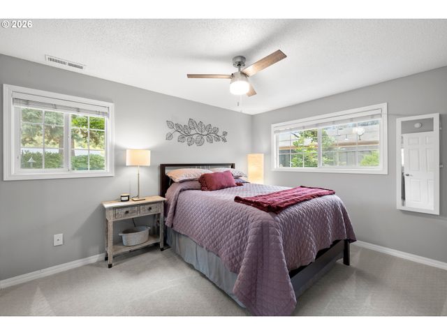18004 BELMORE Ct, Lake Oswego, OR 97035