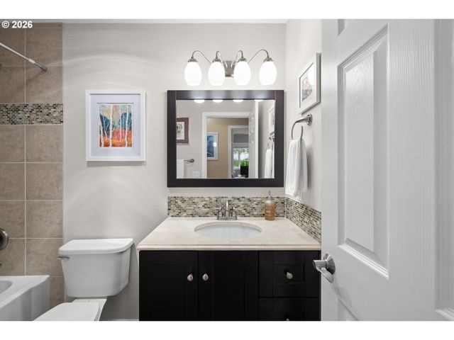 18004 BELMORE Ct, Lake Oswego, OR 97035