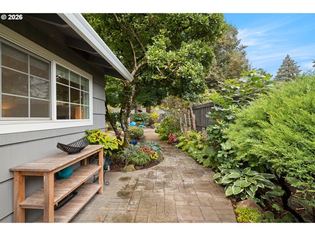 18004 BELMORE Ct, Lake Oswego, OR 97035