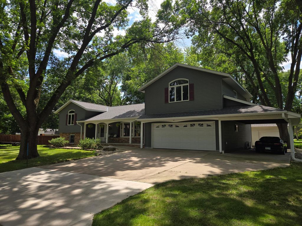 1459 Grace Avenue SW, Willmar, MN 56201