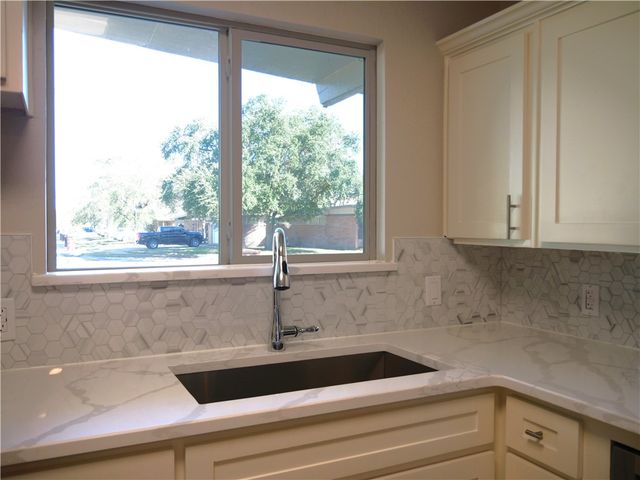 708 Santa Anita Dr, Kingsville, TX 78363