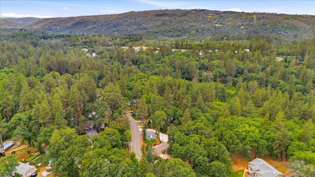 10706 Alta Sierra Dr, Grass Valley, CA 95949