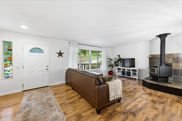 10706 Alta Sierra Dr, Grass Valley, CA 95949