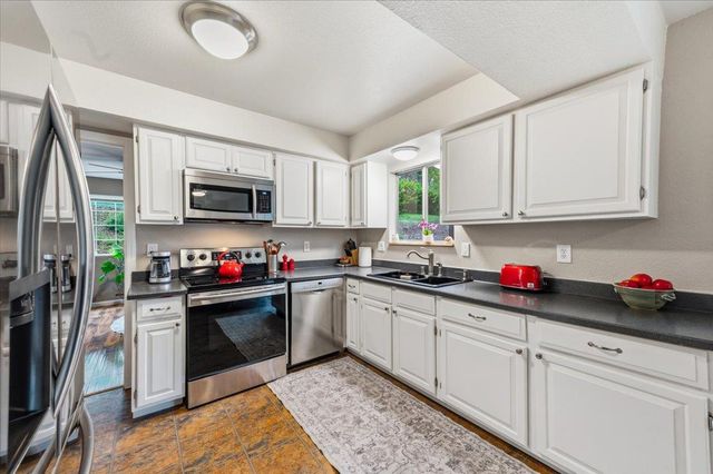 10706 Alta Sierra Dr, Grass Valley, CA 95949