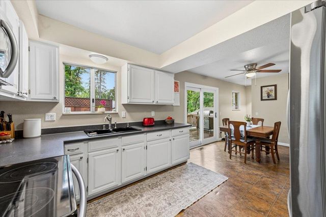 10706 Alta Sierra Dr, Grass Valley, CA 95949