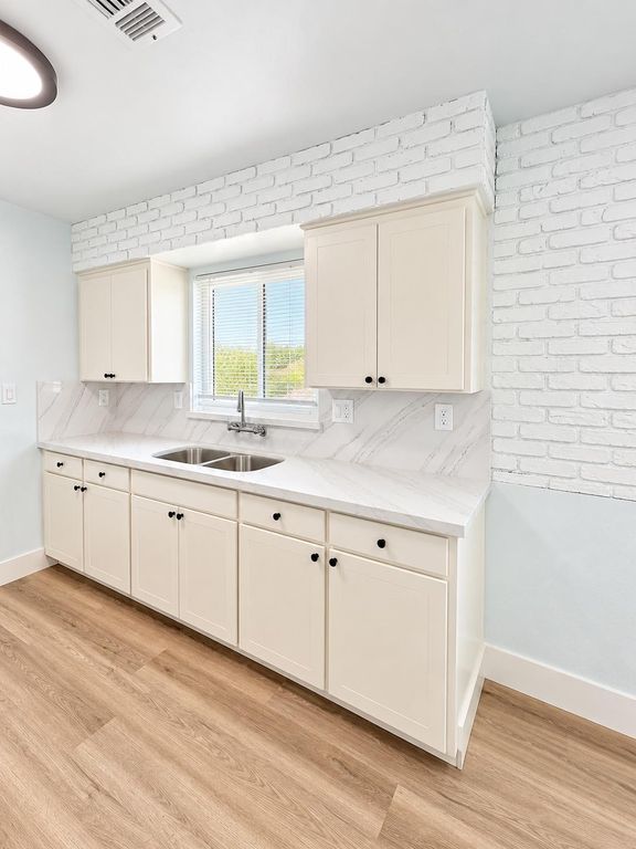 Image 16 of property listing at 3856 N Hacienda Drive, Fresno, CA 93705