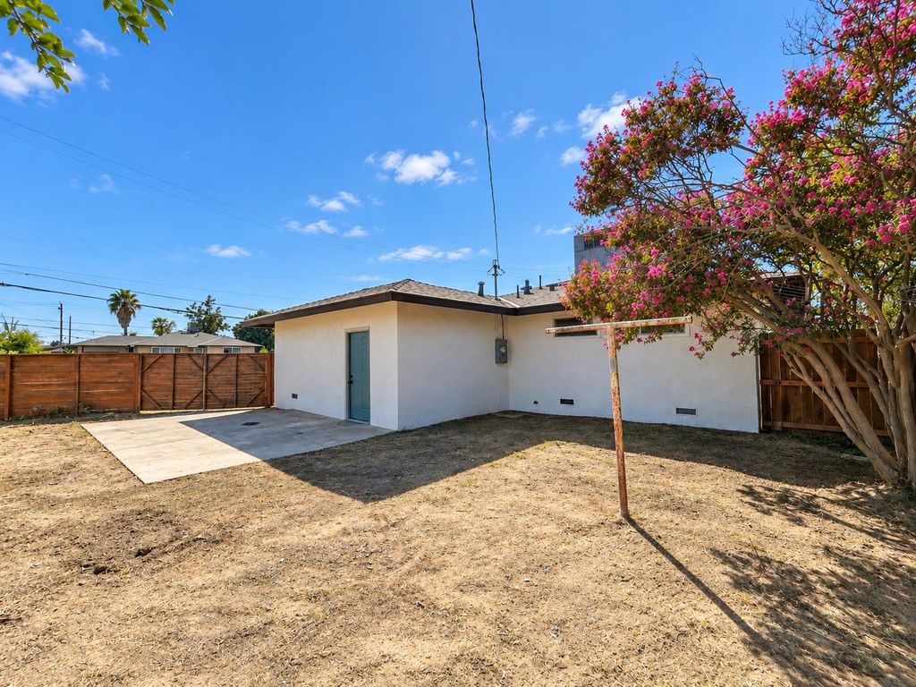 Image 33 of property listing at 3856 N Hacienda Drive, Fresno, CA 93705