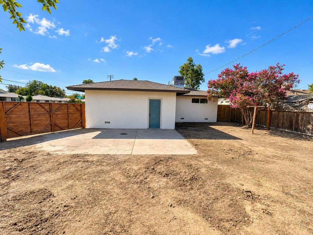 Image 34 of property listing at 3856 N Hacienda Drive, Fresno, CA 93705