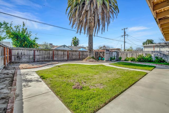 628 E North St, Manteca, CA 95336