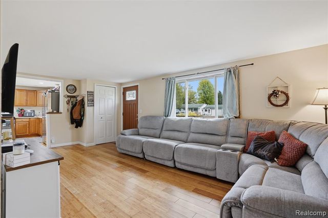 6141 Sandy Lane, Burton, MI 48519