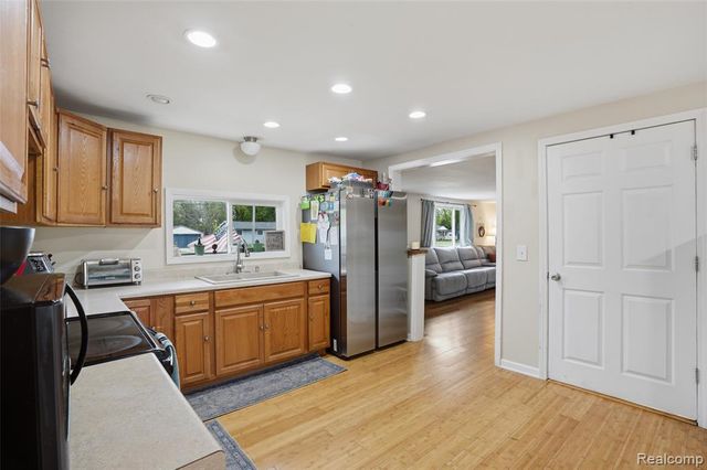 6141 Sandy Lane, Burton, MI 48519