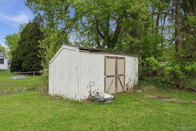 6141 Sandy Lane, Burton, MI 48519