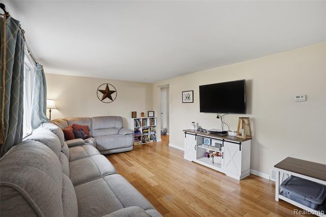 6141 Sandy Lane, Burton, MI 48519