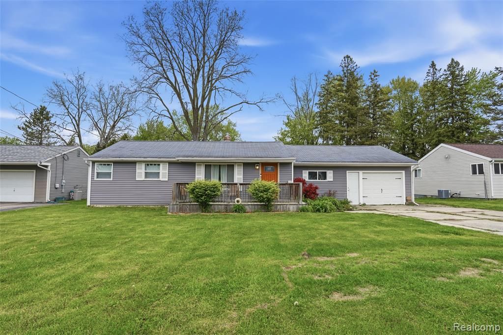 6141 Sandy Lane, Burton, MI 48519