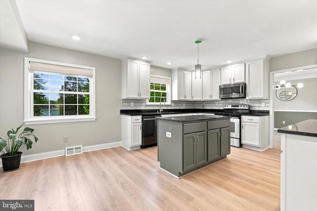 616 MEADOWLARK RD, Audubon, PA 19403
