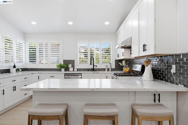 5034 Rahlves Dr, Castro Valley, CA 94546