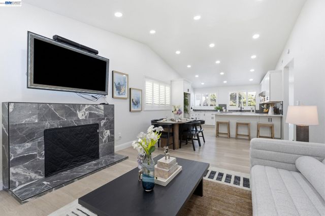 5034 Rahlves Dr, Castro Valley, CA 94546