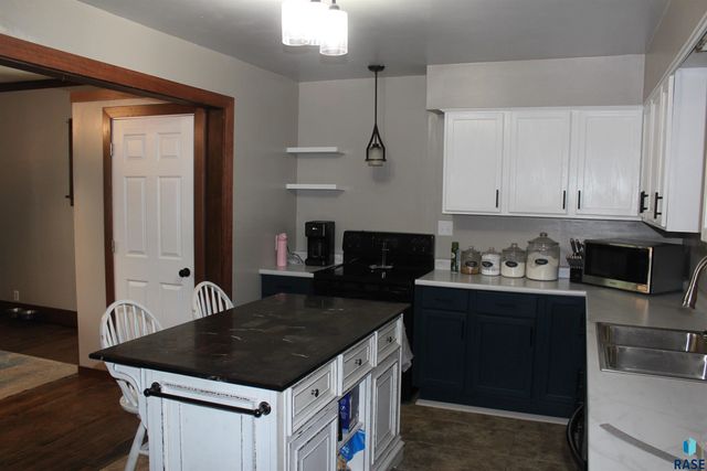 801 W 7th Ave Avenue, Mitchell, SD 57301