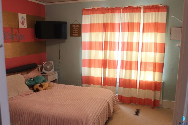 801 W 7th Ave Avenue, Mitchell, SD 57301