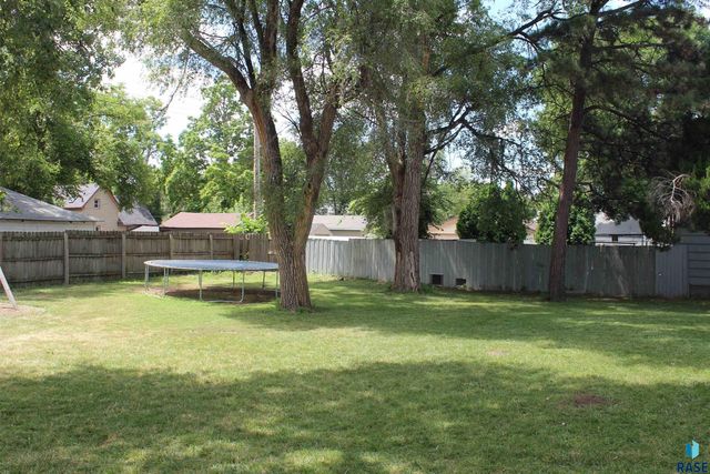 801 W 7th Ave Avenue, Mitchell, SD 57301