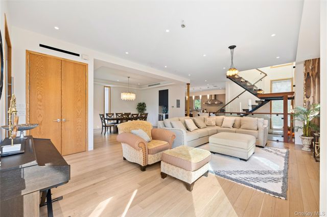 3 Hewlett Place, Great Neck, NY 11024