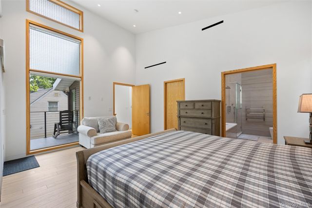 3 Hewlett Place, Great Neck, NY 11024