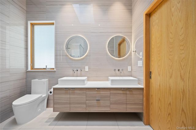 3 Hewlett Place, Great Neck, NY 11024