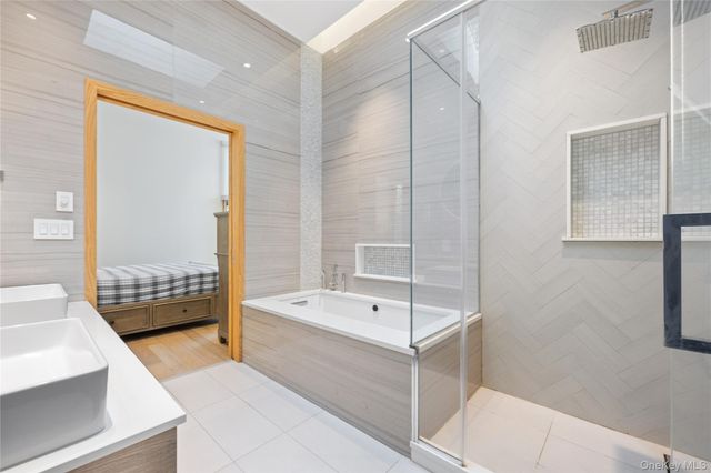 3 Hewlett Place, Great Neck, NY 11024