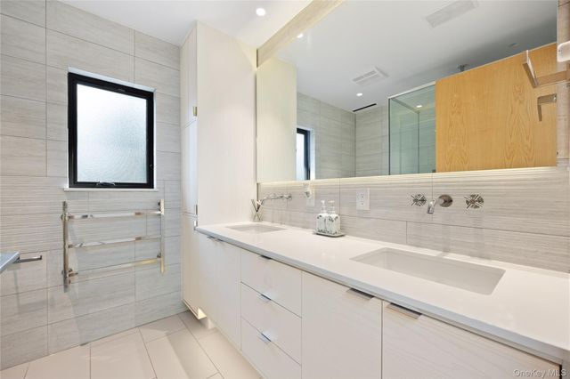 3 Hewlett Place, Great Neck, NY 11024