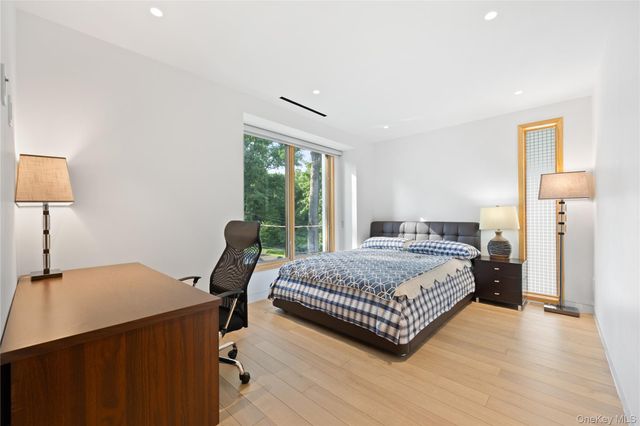 3 Hewlett Place, Great Neck, NY 11024