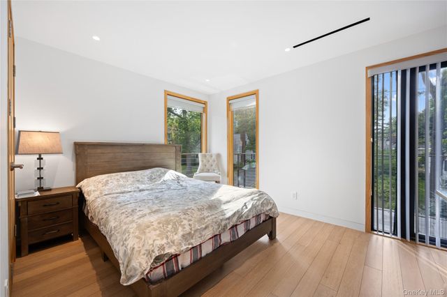 3 Hewlett Place, Great Neck, NY 11024