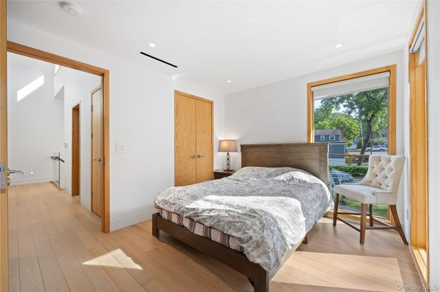 3 Hewlett Place, Great Neck, NY 11024