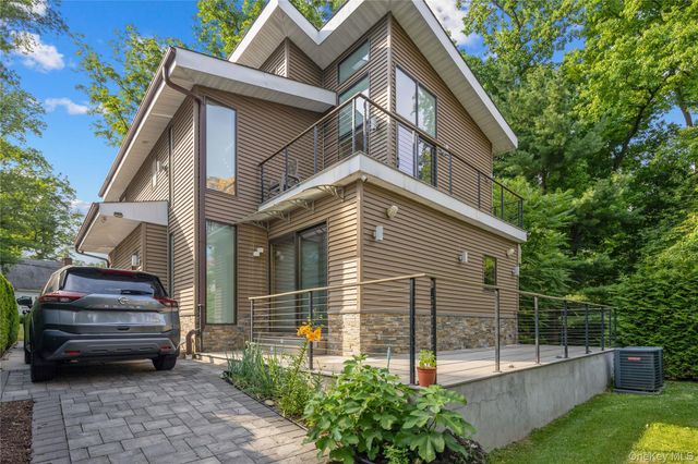 3 Hewlett Place, Great Neck, NY 11024