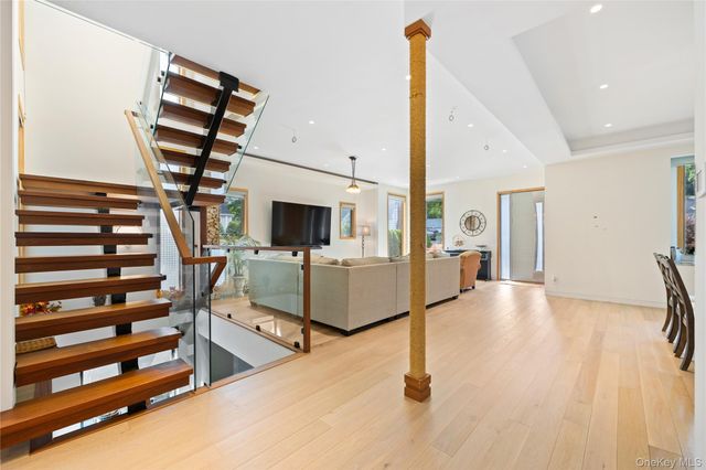 3 Hewlett Place, Great Neck, NY 11024