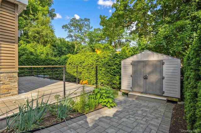 3 Hewlett Place, Great Neck, NY 11024