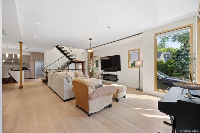 3 Hewlett Place, Great Neck, NY 11024