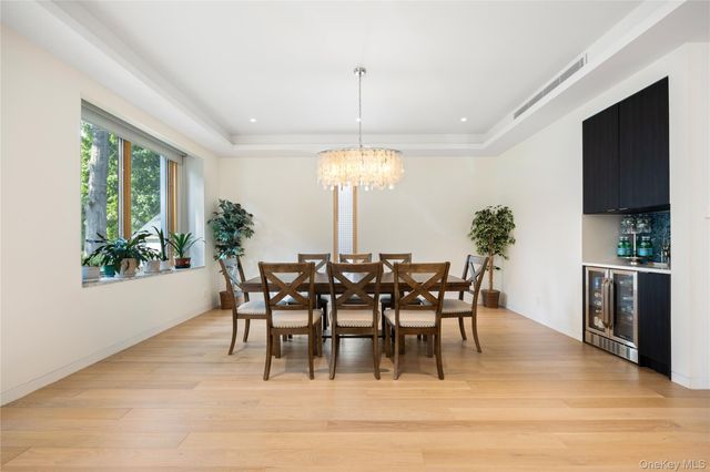 3 Hewlett Place, Great Neck, NY 11024