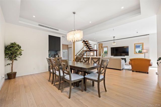 3 Hewlett Place, Great Neck, NY 11024